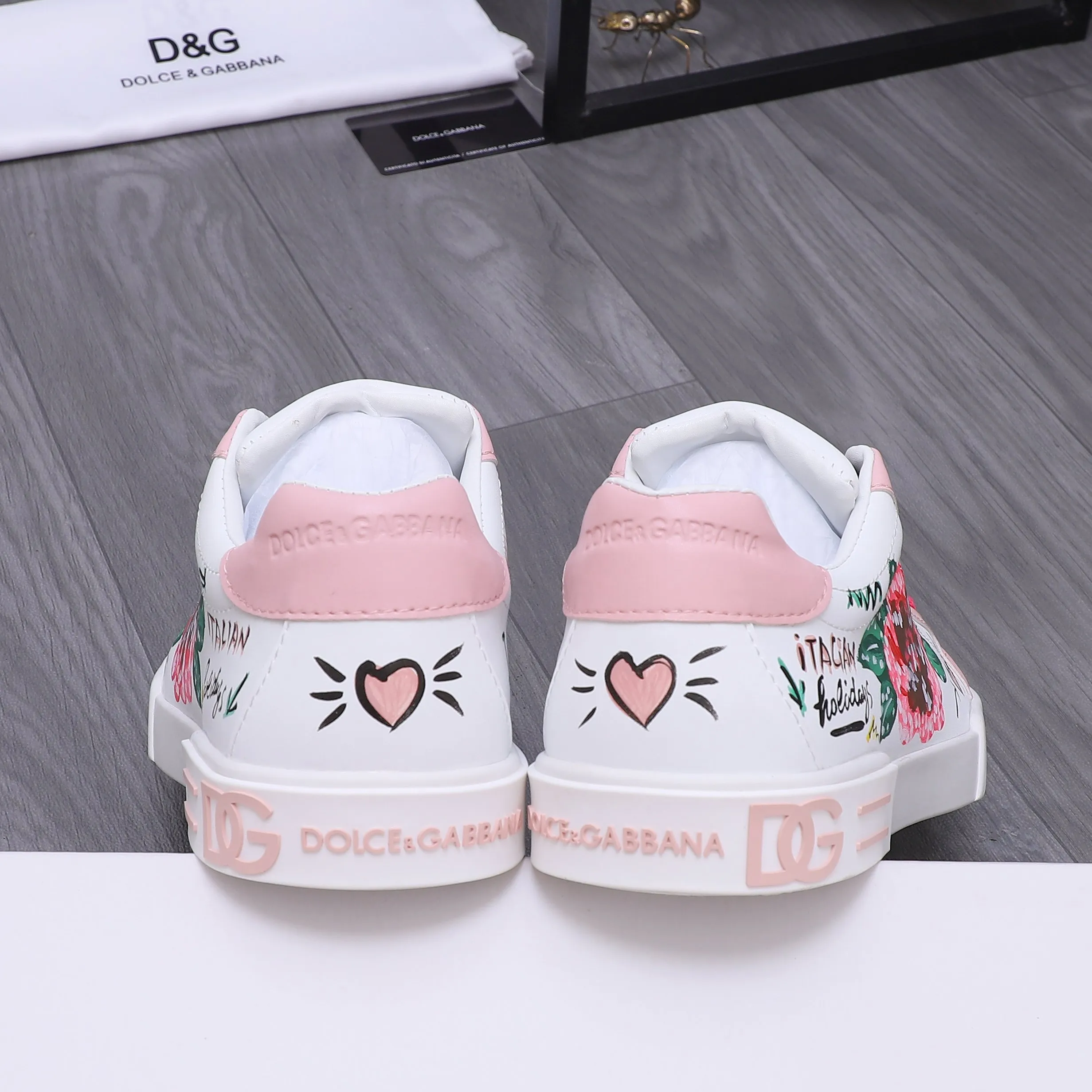 Men's shoes 💰480 Product trademark: DG (Dolce & Gabbana) couple's casual shoes Regular size: 35-46 (45.46 is custom-made and non-refundable) Product materials: Selected graffiti cowhide upper, leather lining, cowhide insole, original outsole